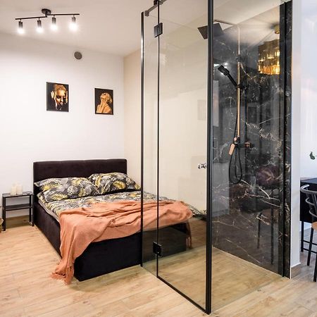 Wyjatkowy Apartament Z Prysznicem Posrodku Na Wyjatkowe Wieczory - Dostep Na Kod, Parking Lodz  Ngoại thất bức ảnh